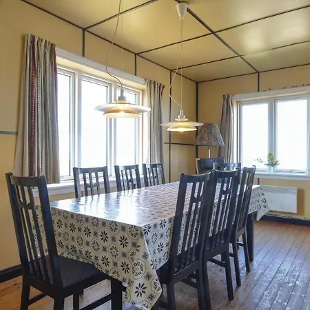 Four-bedroom In Hébergement de vacances Frostrup