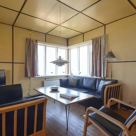 4 Bedroom Beautiful In Сasa de vacaciones *